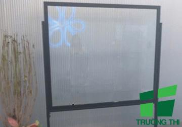 Bảng kính di động trong suốt khung chân màu đen đẹp và sang trọng