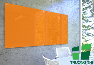 Bảng kính màu cam làm cho văn phòng nổi bật và hợp phong thuỷ
