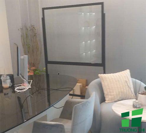 bảng kính di động trong suốt khung chân màu đen đẹp và sang trọng giá rẻ tại Tp.HCM