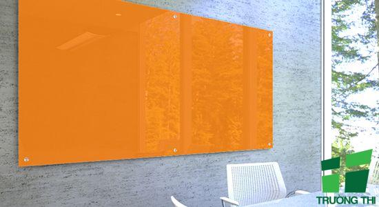 Bảng kính màu cam làm cho văn phòng nổi bậc và hợp phong thuỷ