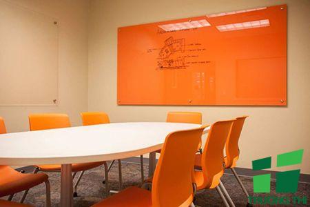 Bảng kính văn phòng màu cam làm cho văn phòng thêm nổi bật