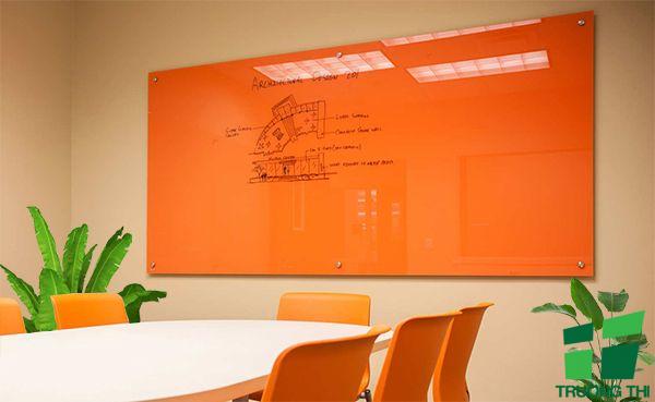 Bảng kính văn phòng màu cam treo tường viết bút lông