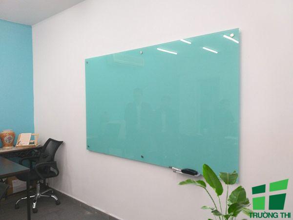 Bảng kính văn phòng treo tường màu xanh giá rẻ tại TP.HCM